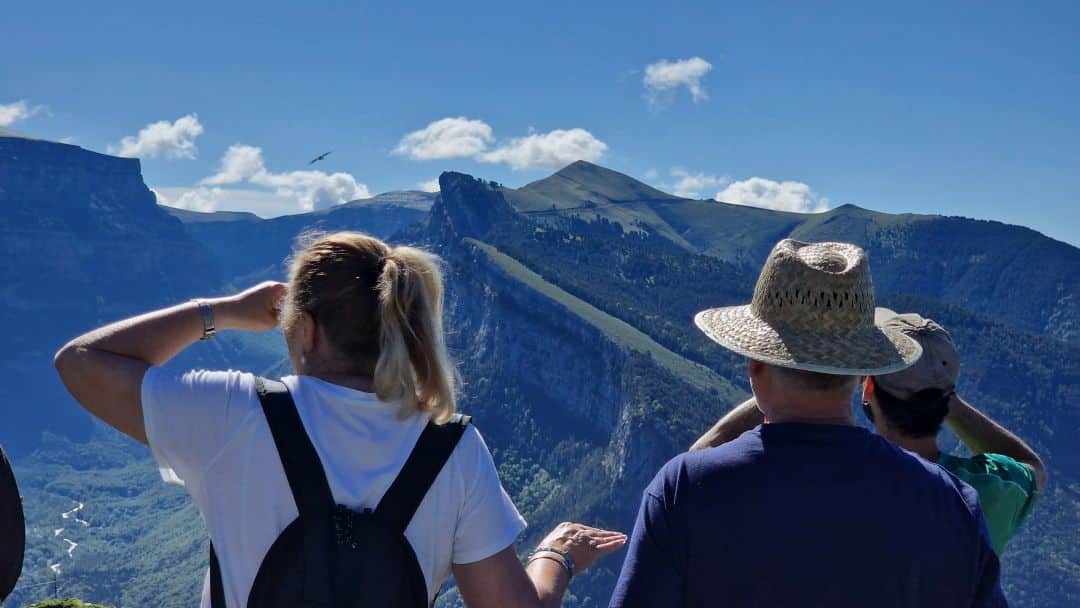 Vehículo 4x4 en el Mirador del Quebrantahuesos en el Cebollar